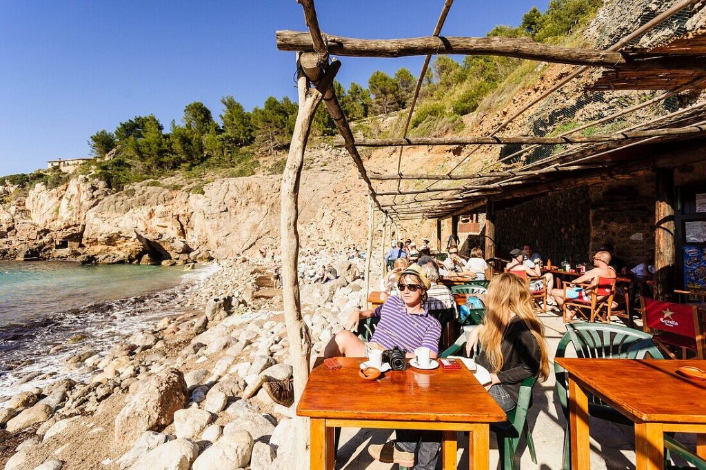 Where to Find Cozy and Family-Friendly Dining in Deia?